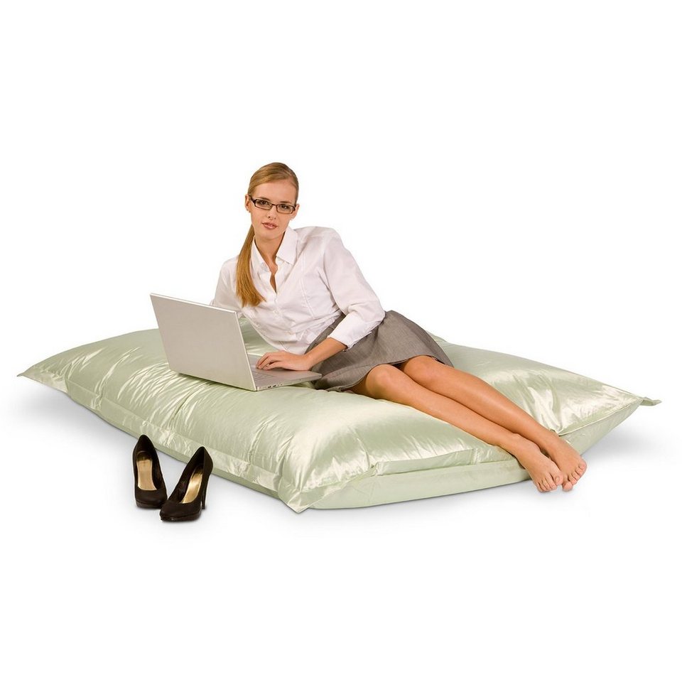 Smoothy-Sitzsack Metallic Silber XXL, Frau liegt auf dem Sitzsack
