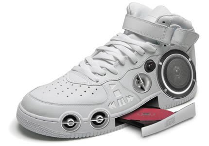 Sneaker mit integriertem CD-Player