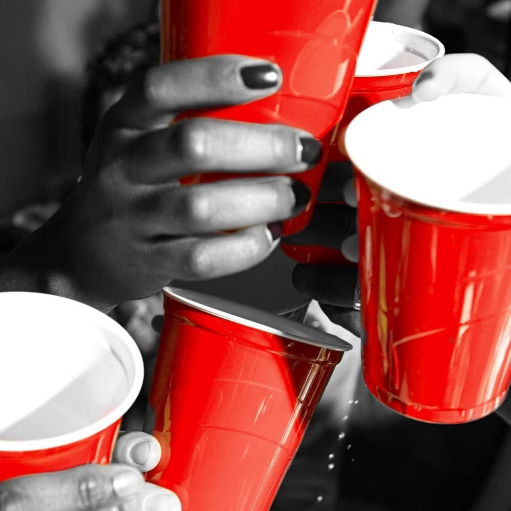 Trinkspiel Set mit 100 Partybechern & Kartenspiel für Beer Pong