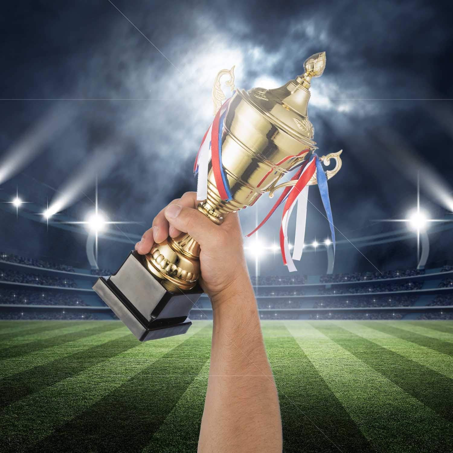 Siegerpokal mit Deckel 36 cm – Goldene Trophäe für Turniere